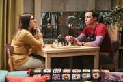 R&uuml;cksicht und Bescheidenheit sind nicht gerade Sheldons (Jim Parsons, r.) Tugenden, doch als Amy (Mayim Bialik, l.) ein Angebot bekommt, dass er selber gerne erhalten h&auml;tte, muss er genau diese Tugenden erlernen ...