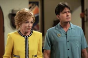 Charlie (Charlie Sheen, r.) ist seiner neuen Freundin &uuml;berdr&uuml;ssig und gibt dem Dr&auml;ngen seiner Mutter Evelyn (Holland Taylor, l.) nach, sie zu einer Wohlt&auml;tigkeitsveranstaltung zu begleiten.