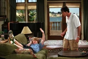 Jake (Angus T. Jones, l.) hat eine Freundin und tauscht mit ihr am Telefon sexuelle Anspielungen aus. Charlie (Charlie Sheen, r.) kann es nicht fassen ...