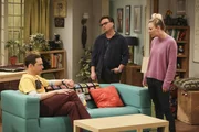 Leonard (Johnny Galecki, M.) erf&auml;hrt, dass Sheldon (Jim Parsons, l.) der Pr&auml;sident der Mietervereinigung ihres Hauses ist und will bei der n&auml;chsten Wahl gegen ihn antreten. Wird Penny (Kaley Cuoco, r.) ihrem Mann zur Seite stehen?
