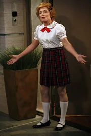 Alan will seine Mutter Evelyn um Hilfe bitten, als sie ihm die T&uuml;r in einer Schulm&auml;dchenuniform bekleidet &ouml;ffnet, ist er entsetzt ...