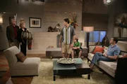 Evelyn (Holland Taylor, 2.v.l.) fühlt sich in ihrer Zweisamkeit mit Freund Teddy (Robert Wagner, l.) gestört. Deshalb versucht sie alles, dass Alan (Jon Cryer, r.) und Jake (Angus T. Jones, 2.v.r.) wieder bei Charlie (Charlie Sheen, M.) einziehen ... Evelyn (Holland Taylor, 2.v.l.) fühlt sich in ihrer Zweisamkeit mit Freund Teddy (Robert Wagner, l.) gestört. Deshalb versucht sie alles, dass Alan (Jon Cryer, r.) und Jake (Angus T. Jones, 2.v.r.) wieder bei Charlie (Charlie Sheen, M.) einziehen ...
