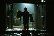 Bei einem Schusswechsel wird die Kommissarin Clarice Starling (Julianne Moore) verletzt und Hannibal Lector (Anthony Hopkins, r.), dem sie zuvor das Leben gerettet hat, nimmt sie mit zu sich.