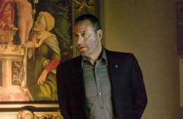 Jacques Sauni&egrave;re, Direktor des Louvre, wird auf grausam Art und Weise ermordet. Die franz&ouml;sische Polizei, unter Leitung von Captain Bezu Fache (Jean Reno), fahndet nun unter Hochdruck nach dem Hauptverd&auml;chtigen Dr. Robert Langdon ...