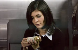 Bei ihren Recherchen um das Geheimnis des heiligen Grals sto&szlig;en Sophie (Audrey Tautou) und Robert Langdon immer wieder auf verborgene Zeichen und Symbole ...