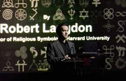 Urspr&uuml;nglich wollte der Wissenschaftler Dr. Robert Langdon (Tom Hanks) sein neues Buch in Paris vorstellen. Doch pl&ouml;tzlich ist er der Hauptverd&auml;chtige eines mysteri&ouml;sen Mordes und muss vor der Pariser Polizei fliehen ....