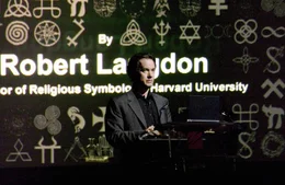 Urspr&uuml;nglich wollte der Wissenschaftler Dr. Robert Langdon (Tom Hanks) sein neues Buch in Paris vorstellen. Doch pl&ouml;tzlich ist er der Hauptverd&auml;chtige eines mysteri&ouml;sen Mordes und muss vor der Pariser Polizei fliehen ....