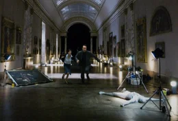 Jacques Sauni&egrave;re (Jean-Pierre Marielle, r.), Chefkurator des Louvre, wird Opfer eines brutalen Mordes. Noch ahnen seine Enkelin Sophie (Audrey Tautou, l.) und der Wissenschaftler Dr. Robert Langdon (Tom Hanks, M.) nicht, dass er einem bahnbrechenden Geheimnis auf der Spur war ...