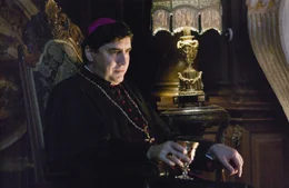Niemand darf an den Grundfesten der katholischen Kirche r&uuml;tteln! Bischof Manuel Aringarosa (Alfred Molina) sorgt daf&uuml;r, dass das geheime Wissen der Prieur&eacute; de Sion unter allen Umst&auml;nden unter Verschluss gehalten wird ...