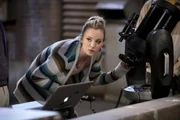Macht eine astronomische Entdeckung: Penny (Kaley Cuoco) ... Macht eine astronomische Entdeckung: Penny (Kaley Cuoco) ...