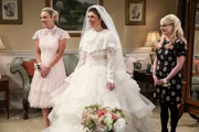 Noch ahnen Penny (Kaley Cuoco, l.), Amy (Mayim Bialik, M.) und Bernadette (Melissa Rauch, r.) nicht, dass das Brautpaar beinahe ihren großen Auftritt verpassen wird ... Noch ahnen Penny (Kaley Cuoco, l.), Amy (Mayim Bialik, M.) und Bernadette (Melissa Rauch, r.) nicht, dass das Brautpaar beinahe ihren großen Auftritt verpassen wird ...