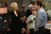 Teddy und Evelyn, die Mutter von Charlie und Alan (Jon Cryer, r.), geben ihre Verlobung bekannt. Zu diesem Anlass erscheint Courtney (Jenny McCarthy, l.), H&auml;ndlerin f&uuml;r Luxusautos und attraktive Tochter von Teddy auf der Bildfl&auml;che, in die sich Charlie sofort verguckt ...