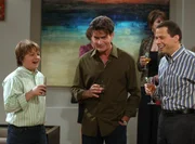 Charlie (Charlie Sheen, M.), Alan (Jon Cryer, r.) und Jake (Angus T. Jones, l.) am&uuml;sieren sich auf der Verlobungsfeier von Teddy und Evelyn ...
