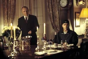 Hannibal Lector (Anthony Hopkins, l.) hat zu einem ganz besonderen Festessen geladen. Paul Krendler (Ray Liotta, r.) ahnt noch nicht, das ser selbst ein Teil des Men&uuml;s werden soll ...