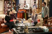 (v.l.n.r.) Marissa Johnson (Lindsey Kraft); Zack Johnson (Brian Thomas Smith); Penny Hofstadter (Kaley Cuoco); Leonard Hofstadter (Johnny Galecki)