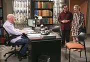 (v.l.n.r.) Professor Kip Thorne (Kip Thorne); Leonard Hofstadter (Johnny Galecki); Penny (Kaley Cuoco)