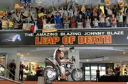 Als sein Vater im Sterben liegt, verkauft Johnny (Nicolas Cage, M.) seine Seele an den Teufel. Nun ist er gezwungen, Nacht f&uuml;r Nacht als Ghost Rider das B&ouml;se dieser Welt zu bek&auml;mpfen. Doch dann bekommt Mephistopheles Stre&szlig; mit seiner Nachkommenschaft ...