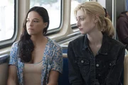 Linda (Michelle Rodriguez, l.); Alice (Elizabeth Debicki, r.)
