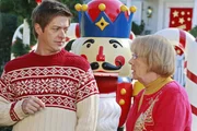 K&ouml;nnen nicht glauben, dass Mike Katherine niedergestochen haben soll: Karen McCluskey (Kathryn Joosten, r.) und Lee (Kevin Rahm, l.) ...