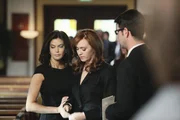 Da Karl seinen Verletzungen erlegen ist, m&uuml;ssen Susan (Teri Hatcher, l.) und Julie (Andrea Bowen, M.) Abschied nehmen ...