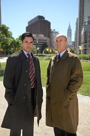 Versuchen, einen neuen Fall zu l&ouml;sen: John (John Finn, r.) und Scott (Danny Pino, l.) ...