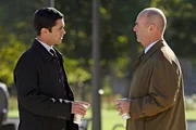 Nehmen einen ungel&ouml;sten Fall wieder auf: John (John Finn, r.) und Scott (Danny Pino, l.) ...