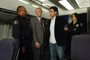 Da sich Barney (Neil Patrick Harris, 2.v.l.) und Ted (Josh Radnor, 2.v.r.) am New Yorker Flughafen verdächtig benommen hatten, werden sie festgenommen ... Da sich Barney (Neil Patrick Harris, 2.v.l.) und Ted (Josh Radnor, 2.v.r.) am New Yorker Flughafen verdächtig benommen hatten, werden sie festgenommen ...
