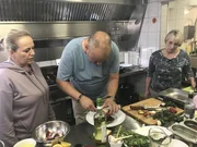Nachdem die 55-jährige Andrea Cambiolo mit ihrem Restaurant "Culo del Mondo" pleitegeht, übernimmt kurzerhand ihre unerfahrene Schwester Silvana das Ruder. Kann Sternekoch Frank Rosin den beiden helfen? Nachdem die 55-jährige Andrea Cambiolo mit ihrem Restaurant "Culo del Mondo" pleitegeht, übernimmt kurzerhand ihre unerfahrene Schwester Silvana das Ruder. Kann Sternekoch Frank Rosin den beiden helfen?