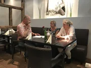Nachdem die 55-j&auml;hrige Andrea Cambiolo (M.) mit ihrem Restaurant "Culo del Mondo" (&Uuml;bersetzung: Arsch der Welt) pleitegeht, &uuml;bernimmt kurzerhand ihre unerfahrene Schwester Silvana (r.) das Ruder. Kann Sternekoch Frank Rosin (l.) den beiden helfen?