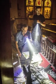 Auf der Suche nach dem Mörder von Unteroffizier Michael Thompson untersuchen die Special Agents Dwayne Pride (Scott Bakula, l.) und Christopher LaSalle (Lucas Black, r.) eine Kirche und machen eine grausame Entdeckung ... Auf der Suche nach dem Mörder von Unteroffizier Michael Thompson untersuchen die Special Agents Dwayne Pride (Scott Bakula, l.) und Christopher LaSalle (Lucas Black, r.) eine Kirche und machen eine grausame Entdeckung ...