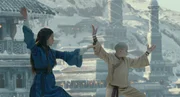 &Uuml;ben, dem Wasser ihren Willen aufzuzwingen, damit sie ihre Feinde in Schach halten k&ouml;nnen: Aang (Noah Ringer, r.) und Katara (Nicola Peltz, l.) ...
