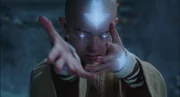 Befreit aus seinem Gef&auml;ngnis im ewigen Eis erkennt der junge Luftnomade Aang (Noah Ringer), dass er der n&auml;chste Avatar ist und dass nur er die Macht besitzt, alle vier Elemente, Wasser, Luft, Erde und Feuer, zu h&auml;ndeln und der Welt wieder Frieden zu bringen ...