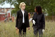 Ein neuer Fall bereitet ihnen Kopfzerbrechen: Kat Miller (Tracie Thoms, r.) und Lilly Rush (Kathryn Morris, l.) ...