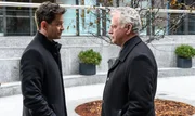 Odin Reichenbach (James Frain, l.); Captain Tommy Gregson (Aidan Quinn, r.)