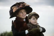Nina Fawcett (Sienna Miller, l.); Jack Fawcett (Tom Mulheron, r.)