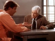 Tod Grimes (Scott Bryce, l.) wird des Mordes an seiner Frau Kim angeklagt. Mark (Dick Van Dyke, r.), der an seine Unschuld glaubt, versucht, den wahren Schuldigen zu finden.