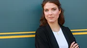 Maike Johanna Reuter kommt als Valerie B&ouml;ttcher nach L&uuml;neburg. #mehr LIEBE #mehr DRAMA #mehr INTRIGEN Happy Family &ndash; oder Chaos? Julius (Jan Stapelfeldt) und Franka (Birthe Wolter) trauen ihren Augen nicht: ihre Schwester Valerie taucht &uuml;berraschend in L&uuml;neburg auf. W&auml;hrend Julius sich &uuml;ber den Besuch seiner Zwillingsschwester freut, wittert Franka &Auml;rger&hellip; Maike Johanna Reuter &uuml;bernimmt in der ARD-Daily Novela Rote Rosen ab Folge 3981 die Rolle der Valerie B&ouml;ttcher.