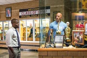 Calvin (Kevin Hart, l.) und Bob (Dwayne Johnson, r.) machen einen Abstecher in ihre alte Schule.