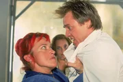 Rita (Gaby K&ouml;ster, l.) nimmt sich Didi (Dustin Semmelrogge) zur Brust, um zu erfahren, wo Gisis Geld geblieben ist, das Helga (Hella von Sinnen, hi.) ihm gegeben hat.