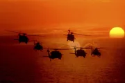 Oktober 1993: Amerikanische Black-Hawk-Helikopter und Little-Bird-Hubschrauber begeben sich auf den Weg vom U.S.-Milit&auml;rst&uuml;tzpunkt in die Innenstadt von Mogadischu ...