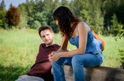Massimo (Philip Birnstiel, l.) ist peinlich ber&uuml;hrt, als Olivia (Soraya Bouabsa, r.) ein Pl&auml;doyer f&uuml;r die Wahrheit h&auml;lt.