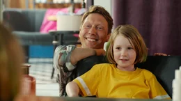 Ella (Agnes Colliander) zeigt ihrem Onkel Tommy (Simon J Berger) ihre gr&uuml;n gef&auml;rbten Haare.