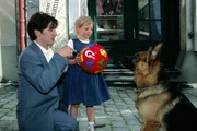 Rex und Kommissar Moser (Tobias Moretti, l.) m&uuml;ssen die kleine Angelika (Paula Polak, M.) besch&uuml;tzen.