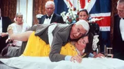 Lt. Drebin (Leslie Nielsen) versucht, ein Attentat auf die englische K&ouml;nigin (Jeannette Charles) zu verhindern..