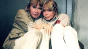 Ilse (Christiane Reiff, li.) und Jeanette (Christine Schuberth) haben ein altes Waffenlager und darin eine Handgranate entdeckt. Ilse hat sie versehentlich entschärft und nun bangen die beiden um ihr Leben... Ilse (Christiane Reiff, li.) und Jeanette (Christine Schuberth) haben ein altes Waffenlager und darin eine Handgranate entdeckt. Ilse hat sie versehentlich entschärft und nun bangen die beiden um ihr Leben...