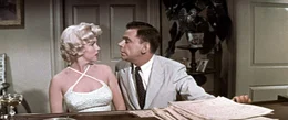 Der Strohwitwer Richard Sherman (Tom Ewell, r.) hat sich in seine Nachbarin (Marilyn Monroe, l.) verliebt.