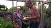 Hajo steht vor einem Dilemma: Er hat einen ganzen Baum voller Mirabellen und wei&szlig; nicht, wie er sie verarbeiten soll. Doch es gibt Hoffnung! Die 85-j&auml;hrigen Ingrid, Meisterin der Lik&ouml;rherstellung und Profib&auml;ckerin, wei&szlig; ihm zu helfen.