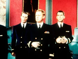 KinoKlassiker - Jahrhundertfilme: "Die Caine war ihr Schicksal". Im Bild: Vor dem Kriegsgericht enth&uuml;llt sich der wahre Charakter der Meuterer: F&auml;hnrich Willie Keith (Robert Francis), Lt. Maryk (Van Johnson) und Lt. Keefer (Fred MacMurray).