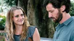 L-R: Sarah (Teresa Palmer) und Dylan (Michiel Huisman)