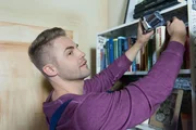 Bambi (Benjamin Heinrich) installiert eine Kamera, um Sina zu beweisen, dass sie schnarcht.
